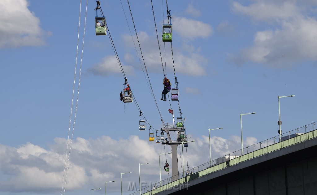 Koelner Seilbahn Gondel blieb haengen Koeln Linksrheinisch P459.JPG - Miklos Laubert